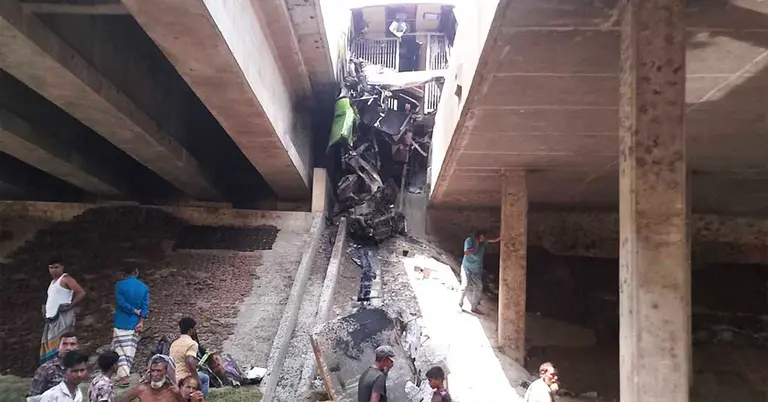 সিরাজগঞ্জে দুর্ঘটনাগ্রস্ত বাস